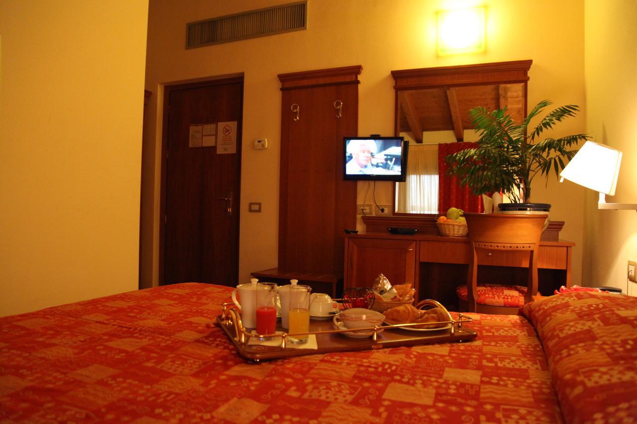 Hotel Il Borghetto Bariano Buitenkant foto